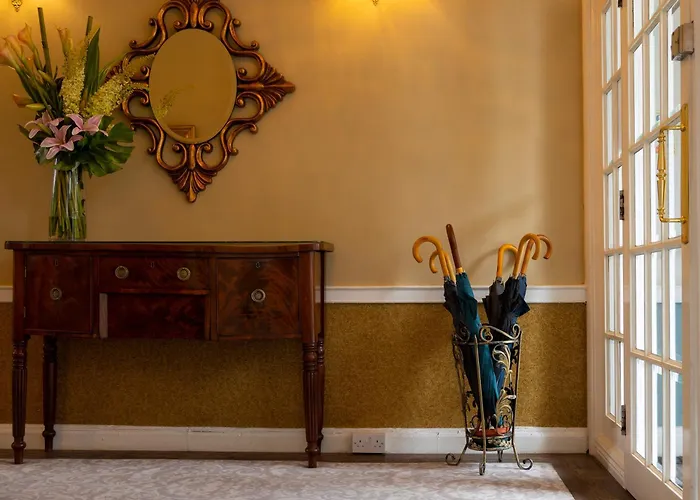 Отель Stauntons On The 3*